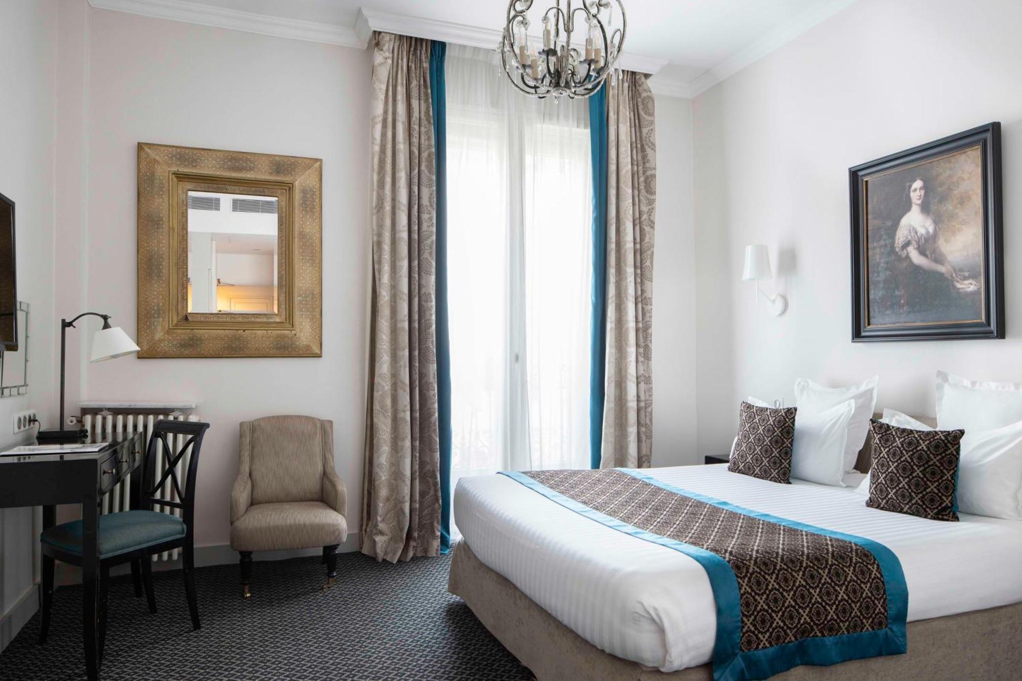 Où Séjourner aux Champs-Élysées : 4 Hôtels Boutique Sélectionnés