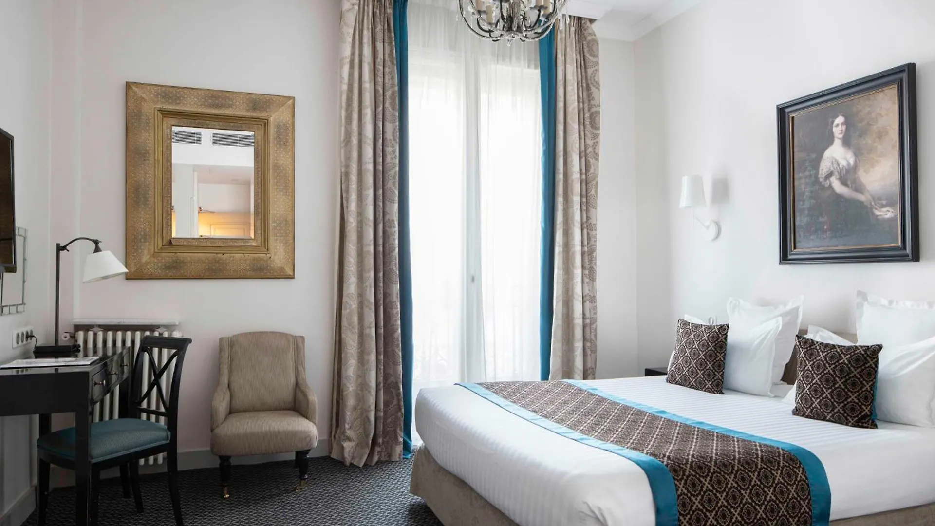 Où Séjourner aux Champs-Élysées : 4 Hôtels Boutique Sélectionnés